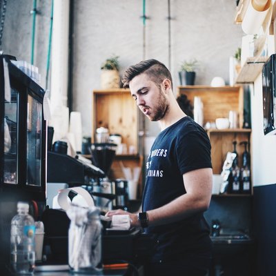 Mann bereitet Kaffee zu